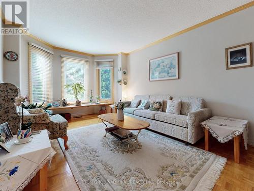 28 Gatcombe Circle, Richmond Hill, ON - Indoor Photo Showing Living Room