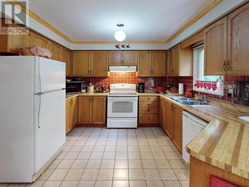 28 Gatcombe Circle, Richmond Hill, ON - Indoor Photo Showing Kitchen With Double Sink