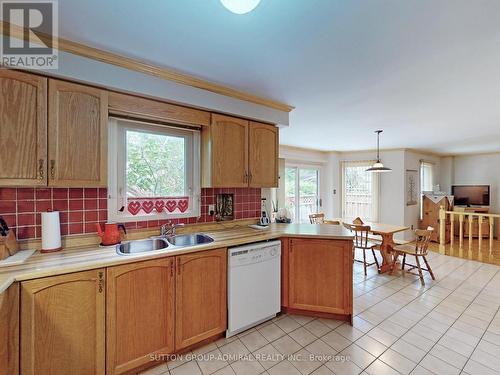 28 Gatcombe Circle, Richmond Hill, ON - Indoor Photo Showing Kitchen With Double Sink