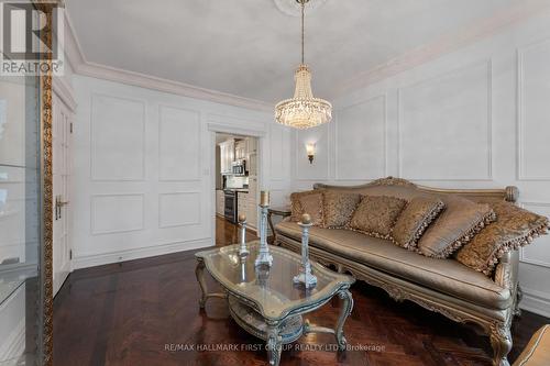 206 Corner Ridge Road, Aurora (Aurora Highlands), ON - Indoor Photo Showing Living Room