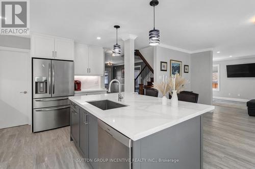 23 Grants Way, Barrie, ON - Indoor Photo Showing Kitchen With Upgraded Kitchen