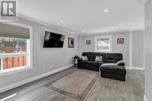 23 Grants Way, Barrie, ON - Indoor Photo Showing Living Room