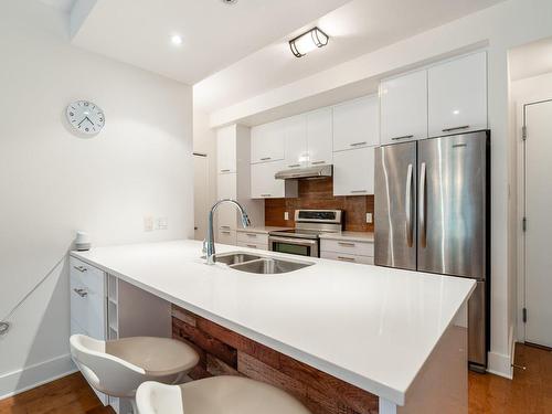 Cuisine - 212-2285 Av. Ekers, Mont-Royal, QC - Indoor Photo Showing Kitchen With Double Sink With Upgraded Kitchen