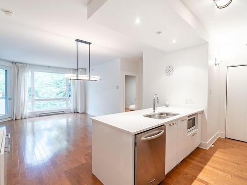 Cuisine - 212-2285 Av. Ekers, Mont-Royal, QC - Indoor Photo Showing Kitchen With Double Sink