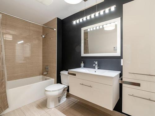 Salle de bains - 212-2285 Av. Ekers, Mont-Royal, QC - Indoor Photo Showing Bathroom