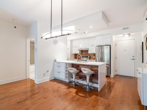 Cuisine - 212-2285 Av. Ekers, Mont-Royal, QC - Indoor Photo Showing Kitchen With Upgraded Kitchen