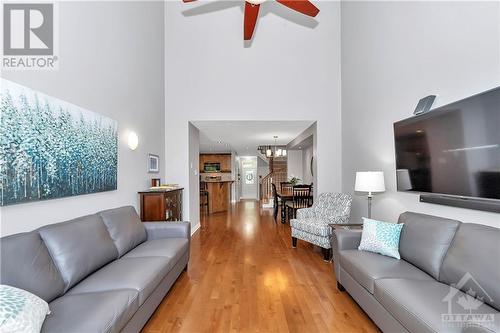 130 Tandalee Crescent, Ottawa, ON - Indoor Photo Showing Living Room