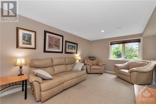 130 Tandalee Crescent, Ottawa, ON - Indoor Photo Showing Living Room