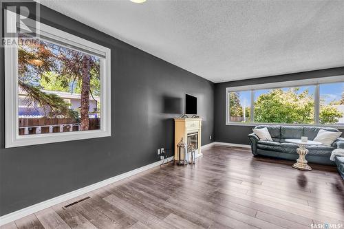 70 Lindsay Drive, Saskatoon, SK - Indoor Photo Showing Living Room