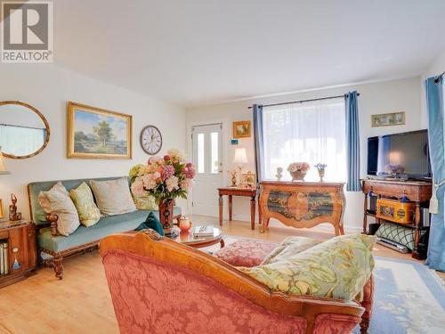 6833 Irvine Street, Powell River, BC - Indoor Photo Showing Living Room