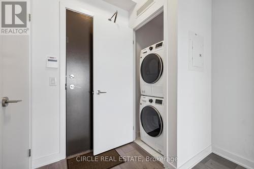 1101 - 60 Honeycrisp Crescent, Vaughan, ON - Indoor Photo Showing Laundry Room