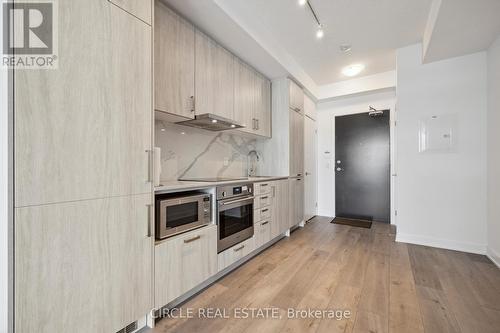 1101 - 60 Honeycrisp Crescent, Vaughan, ON - Indoor Photo Showing Kitchen