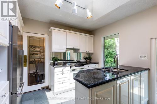 1130 Falgarwood Drive, Oakville, ON - Indoor Photo Showing Kitchen With Upgraded Kitchen