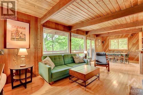 Bright and cheerful living room - 2589 Calabogie Road, Calabogie, ON - Indoor Photo Showing Living Room