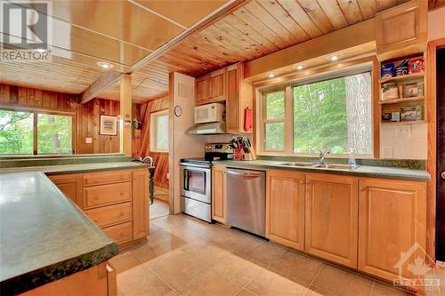 Chef friendly cooking - 2589 Calabogie Road, Calabogie, ON - Indoor Photo Showing Kitchen With Double Sink