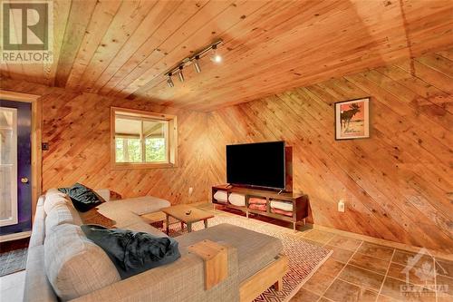 Cozy entertainment space - 2589 Calabogie Road, Calabogie, ON - Indoor