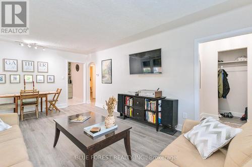 8 Durham Street, London, ON - Indoor Photo Showing Living Room