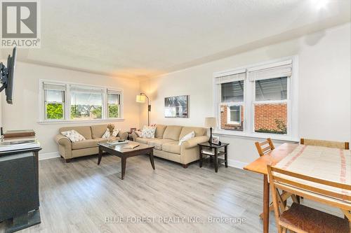 8 Durham Street, London, ON - Indoor Photo Showing Living Room