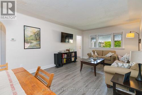 8 Durham Street, London, ON - Indoor Photo Showing Living Room