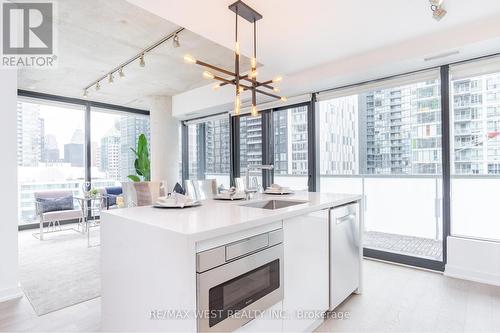 2207 - 11 Charlotte Street, Toronto, ON - Indoor Photo Showing Kitchen