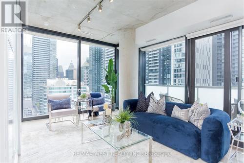 2207 - 11 Charlotte Street, Toronto, ON - Indoor Photo Showing Living Room