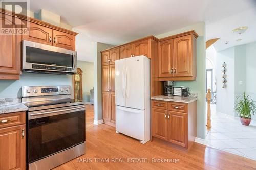 2320 7Th Line, Innisfil, ON - Indoor Photo Showing Kitchen