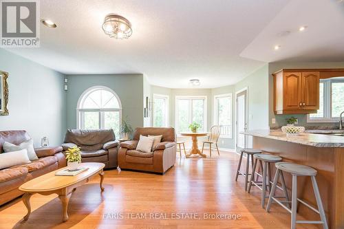 2320 7Th Line, Innisfil, ON - Indoor Photo Showing Living Room