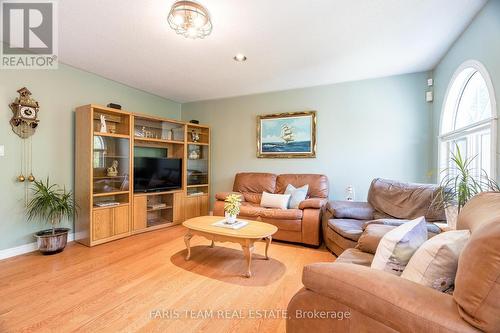 2320 7Th Line, Innisfil, ON - Indoor Photo Showing Living Room