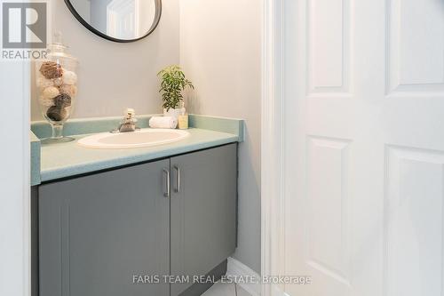 2320 7Th Line, Innisfil, ON - Indoor Photo Showing Bathroom