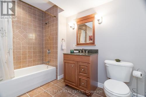 2320 7Th Line, Innisfil, ON - Indoor Photo Showing Bathroom