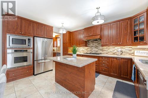 8 Levida Street, Brampton, ON - Indoor Photo Showing Kitchen