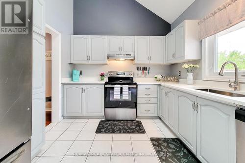68 Riviera Ridge, Hamilton, ON - Indoor Photo Showing Kitchen
