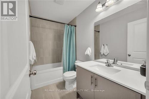 32 - 187 Wilson Street W, Hamilton, ON - Indoor Photo Showing Bathroom