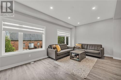 32 - 187 Wilson Street W, Hamilton, ON - Indoor Photo Showing Living Room