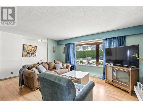 3381 Mcmurchie Road, West Kelowna, BC - Indoor Photo Showing Living Room