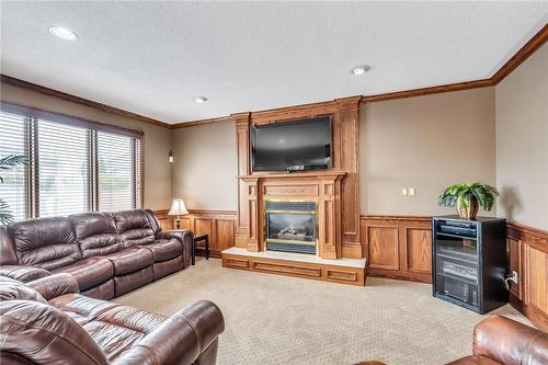 7689 Mount Carmel Boulevard, Niagara Falls, ON - Indoor Photo Showing Living Room With Fireplace