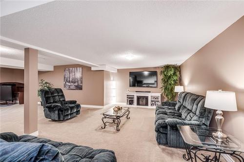7689 Mount Carmel Boulevard, Niagara Falls, ON - Indoor Photo Showing Living Room