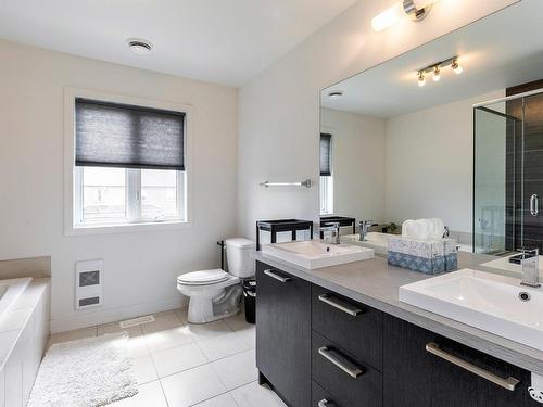 7925 Rue De Lausanne, Brossard, QC - Indoor Photo Showing Bathroom