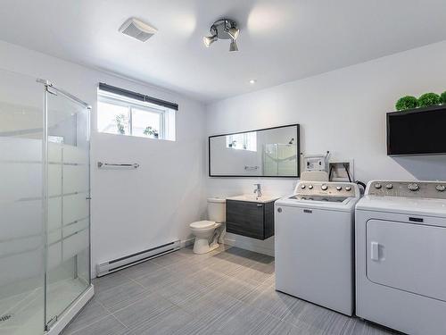 Salle de bains - 7925 Rue De Lausanne, Brossard, QC - Indoor Photo Showing Laundry Room