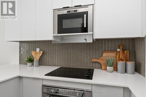 2010 - 2916 Highway 7 Road, Vaughan, ON - Indoor Photo Showing Kitchen With Upgraded Kitchen