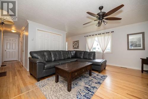 43 Algonquin Street, Deep River, ON - Indoor Photo Showing Living Room
