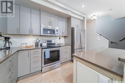 2408 Dufferin Avenue, Saskatoon, SK - Indoor Photo Showing Kitchen With Upgraded Kitchen