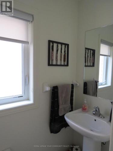 489 Downes Jackson Heights, Milton, ON - Indoor Photo Showing Bathroom