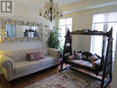 489 Downes Jackson Heights, Milton, ON - Indoor Photo Showing Living Room