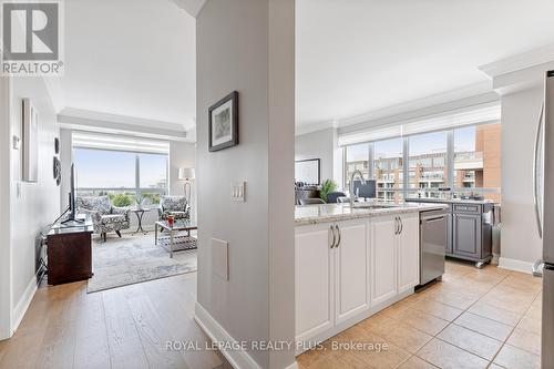 603 - 2470 Prince Michael Drive, Oakville, ON - Indoor Photo Showing Kitchen