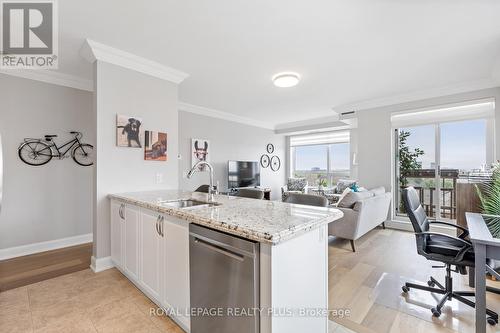 603 - 2470 Prince Michael Drive, Oakville, ON - Indoor Photo Showing Kitchen