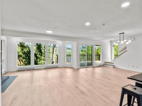 3348 Powell Road, Kamloops, BC - Indoor Photo Showing Living Room