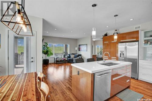 803 Lynd Crescent, Saskatoon, SK - Indoor Photo Showing Kitchen With Double Sink With Upgraded Kitchen