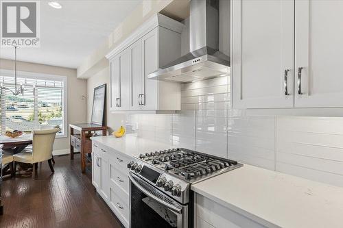 875 Stockley Street Unit# 17, Kelowna, BC - Indoor Photo Showing Kitchen With Upgraded Kitchen