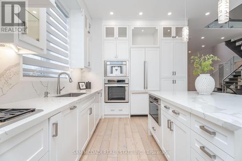 168 Nelson Street, Oakville, ON - Indoor Photo Showing Kitchen With Upgraded Kitchen